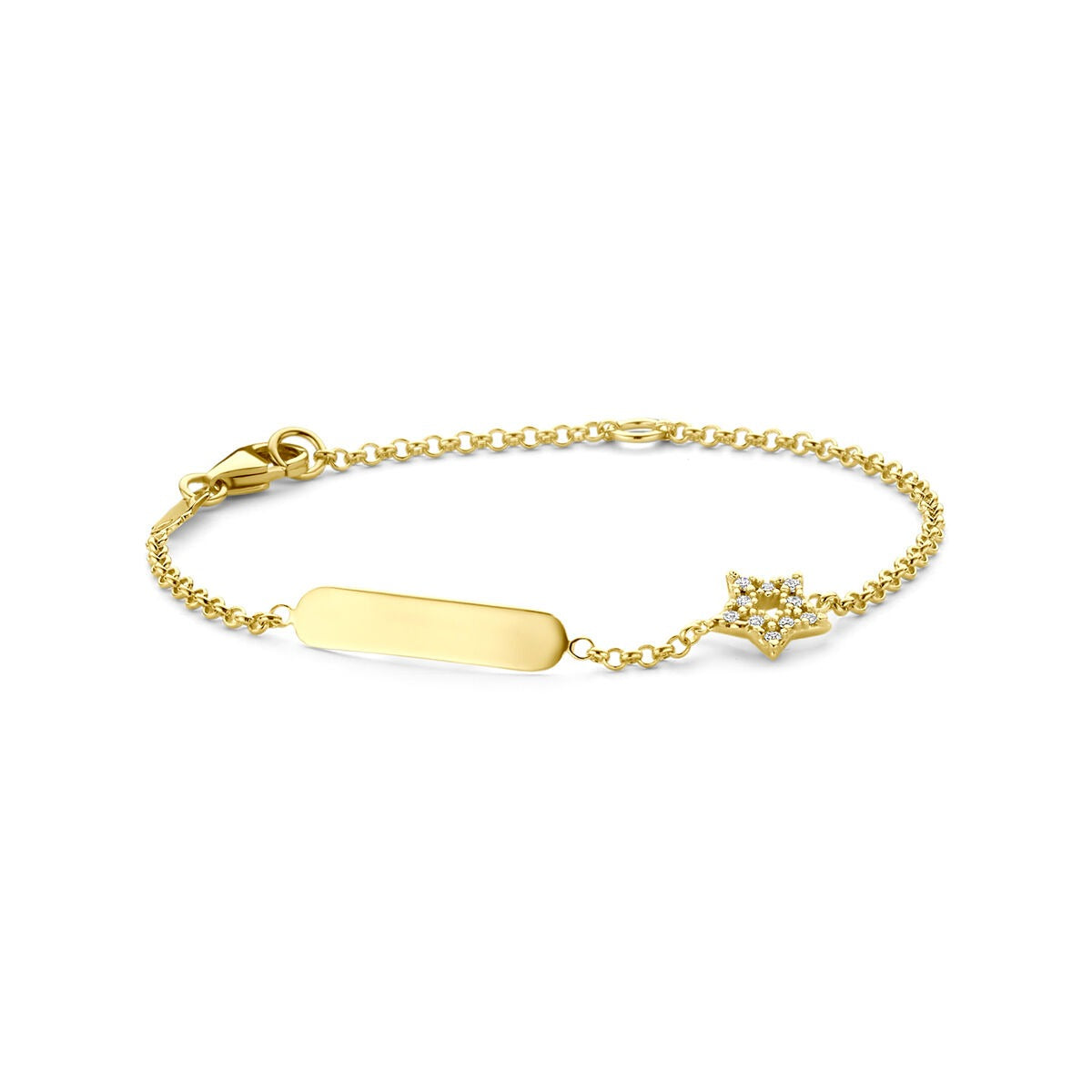 Geelgouden graveerarmband met een ster en zirkonia, voorzien van een schakelband en een karabijnsluiting.