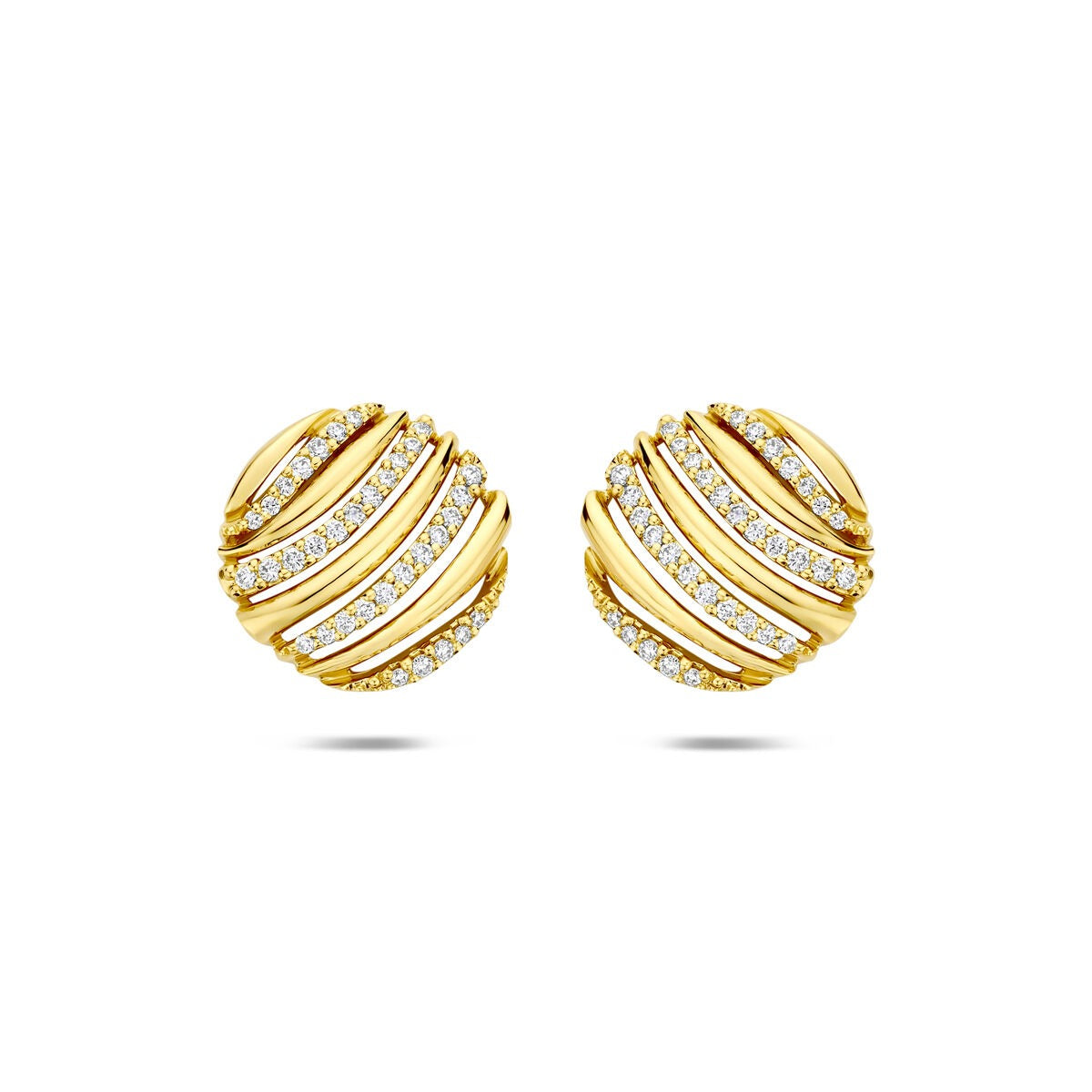 Geelgouden oorknoppen met een golvende structuur en bezet met diamanten van 0.20ct.