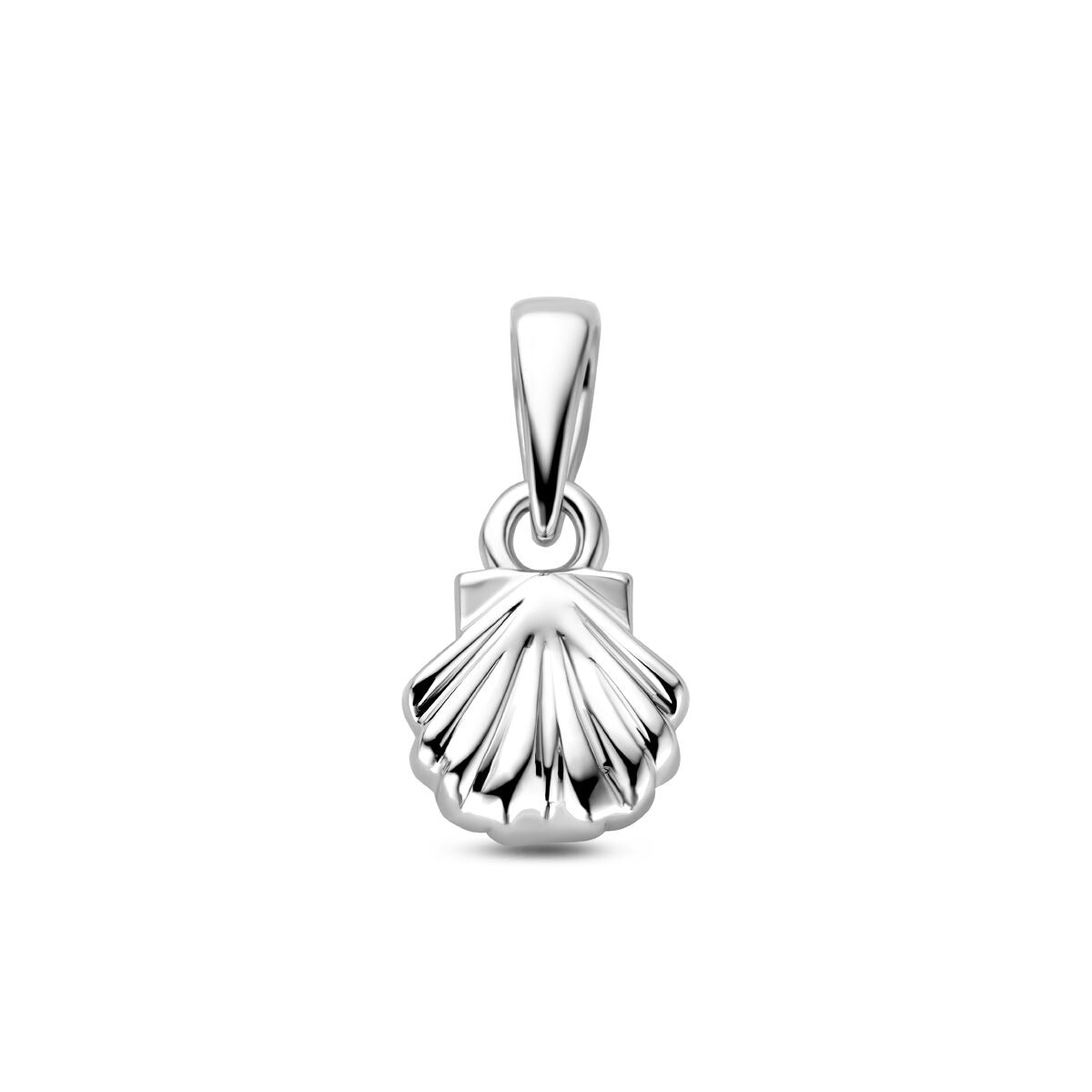 Zilveren gerhodineerde hanger in de vorm van een schelp met gedetailleerde ribbels.