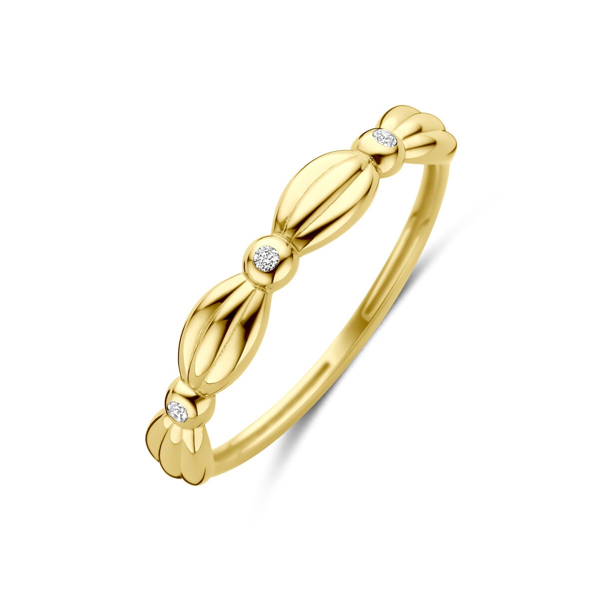 Gouden damesring van 14k geelgoud met drie zirkonia-steentjes en een golvende structuur.
