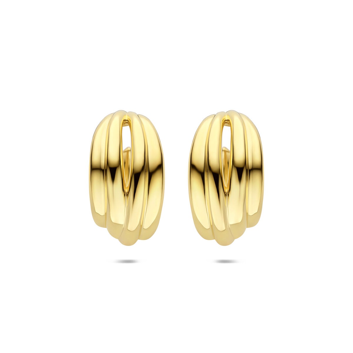 Vergulde zilveren stekeroorringen met een elegante, golvende vorm en een gouden glans.