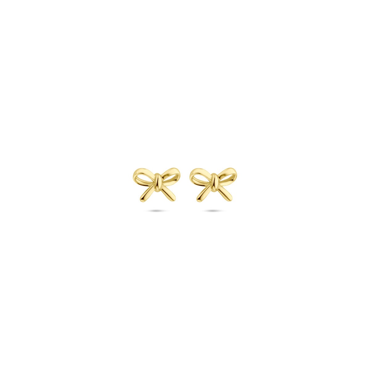 Geelgouden oorknoppen in strikvorm met een afmeting van 4,5x6,5 mm.