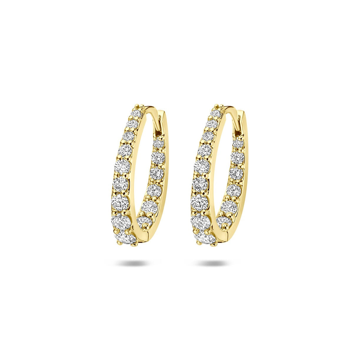 Geelgouden klapoorringen met lab grown diamanten, bezet met 0,95 ct aan sprankelende steentjes.