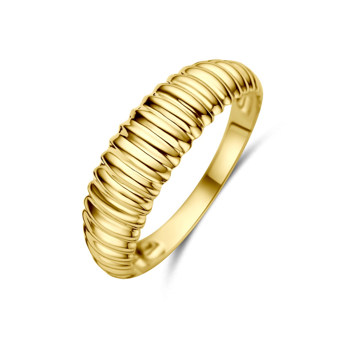 Geelgouden ring met een golvende, geribbelde structuur en een glanzende afwerking.