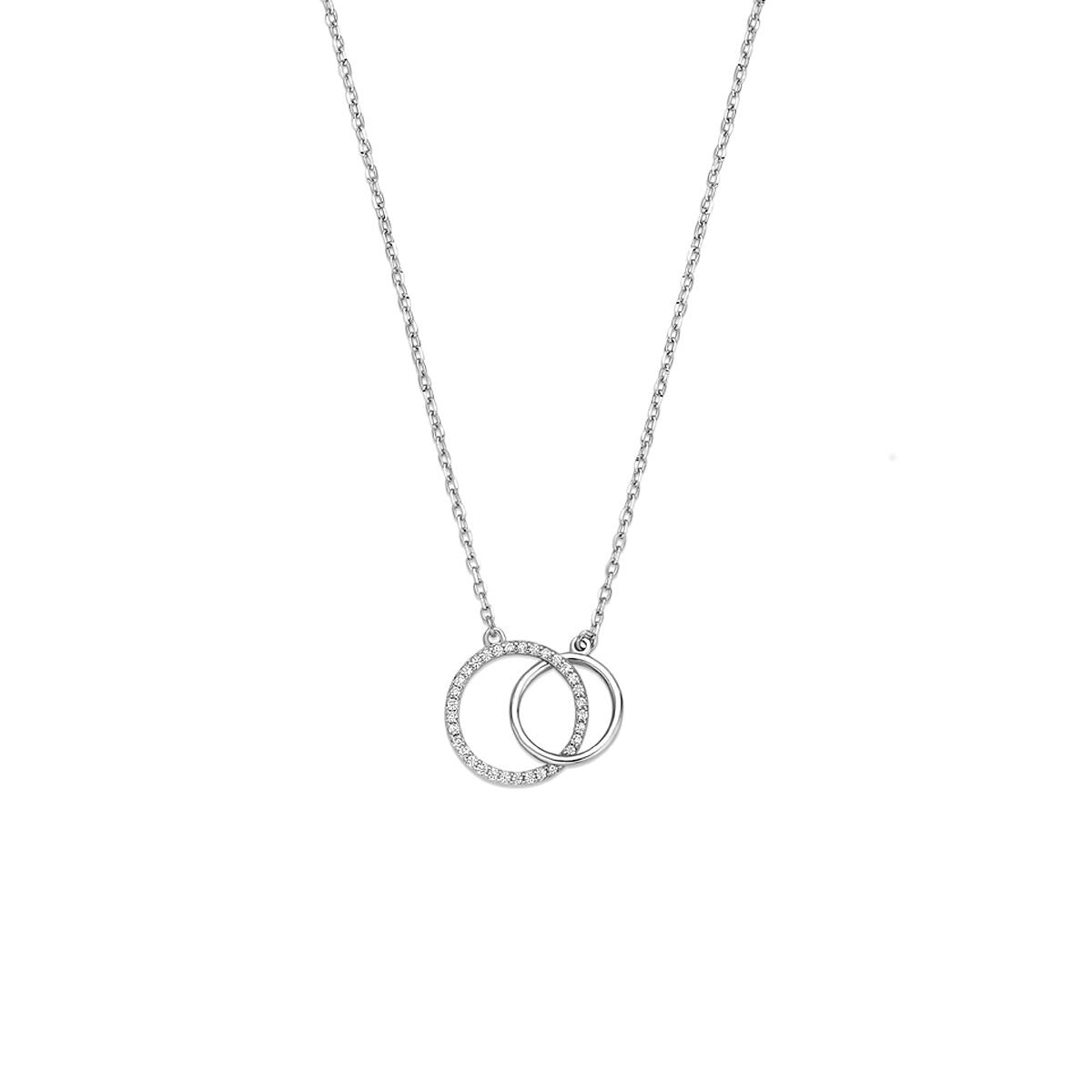 Zilveren collier met twee overlappende ringen, bezet met zirkonia, gerhodineerd en verstelbaar van 41 tot 45 cm.