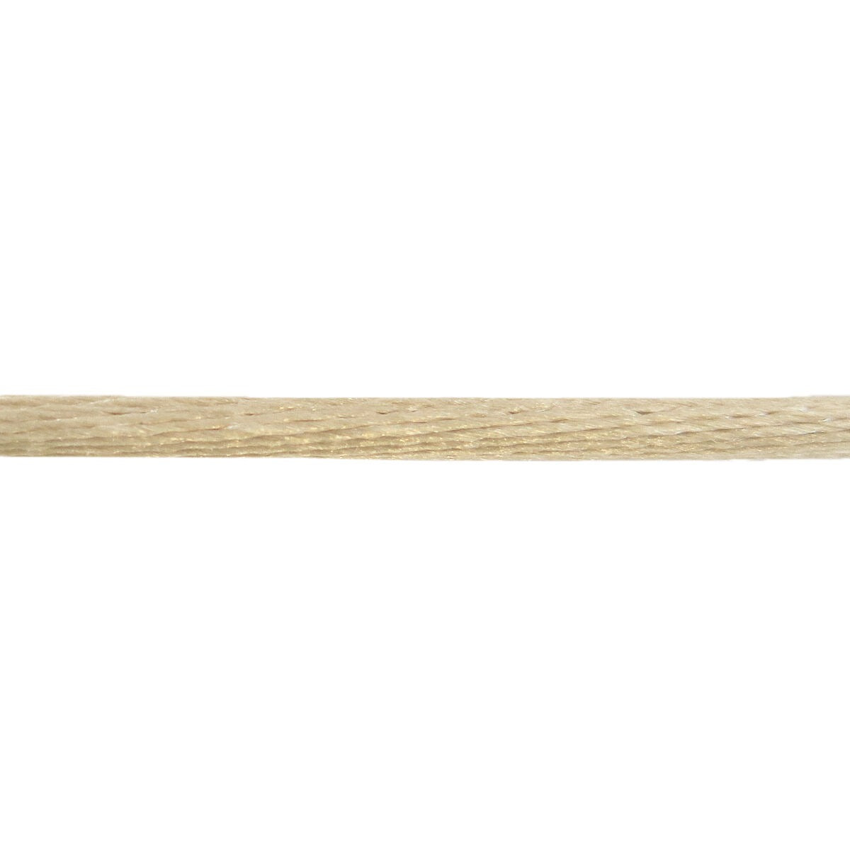 Beige satijnen koord van 38 cm, geschikt voor het maken van knooparmbandjes.