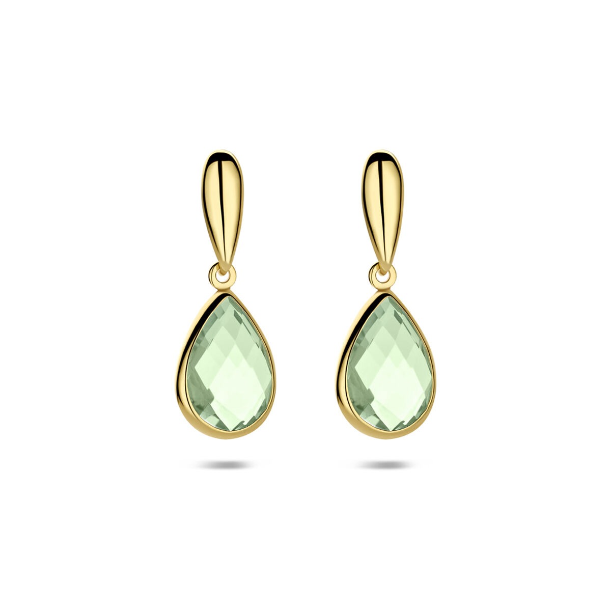 Geelgouden oorhangers met druppelvormige groene amethist en facetten.