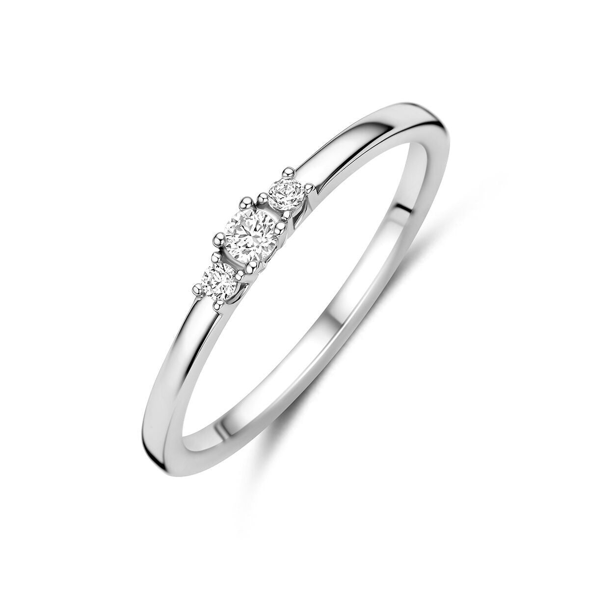 Gerhodineerde 925 zilveren ring met een centrale zirkonia en twee kleinere zirkonia's aan weerszijden.
