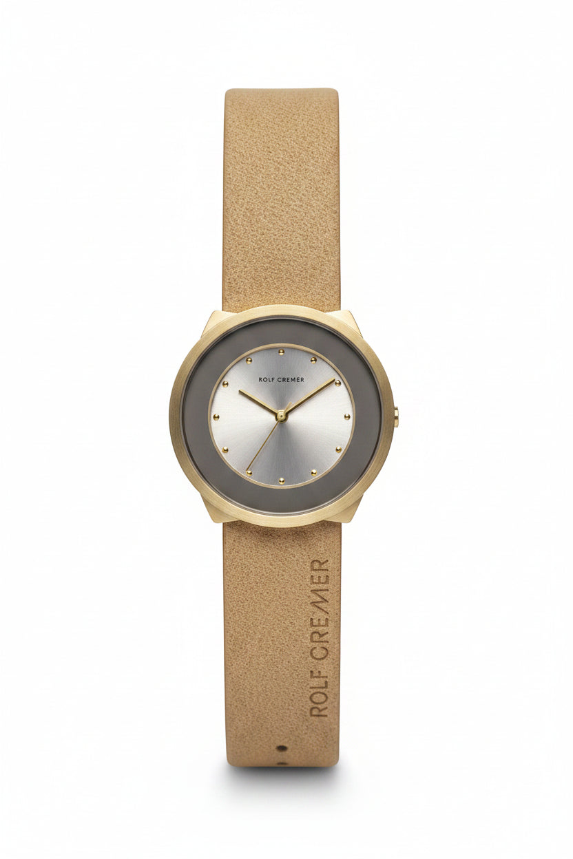 Gouden horloge met een grijze wijzerplaat en een beige leren band.