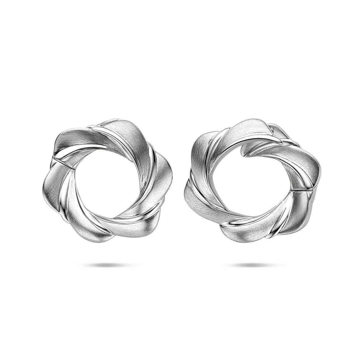 Zilveren klapoorringen van gerhodineerd 925 zilver met een golvende, bloemachtige vorm.