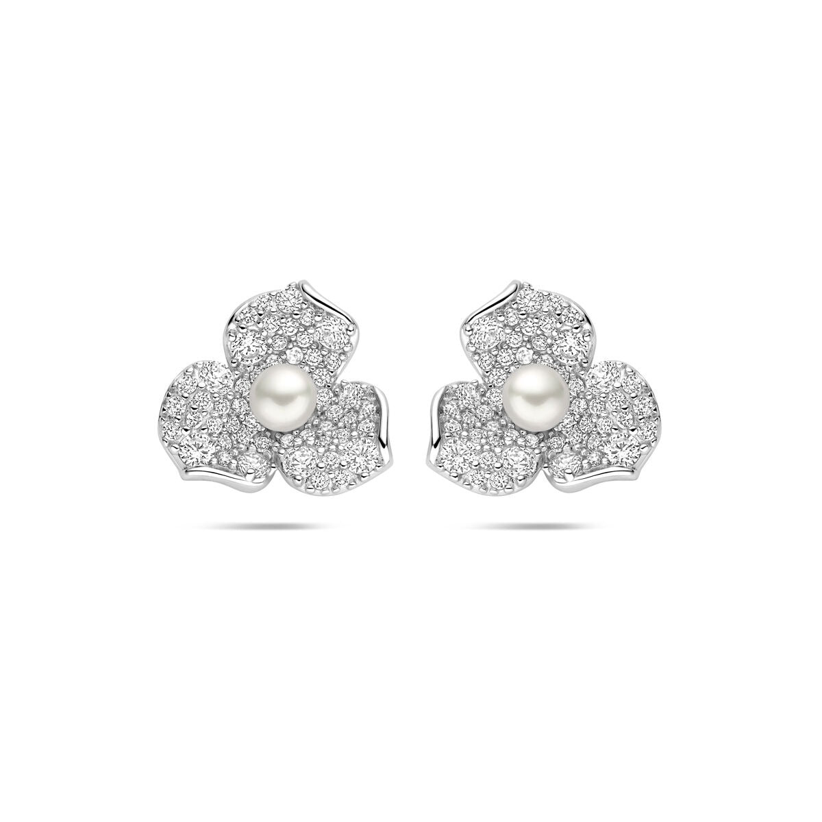 Zilveren oorknoppen in bloemvorm met zirkonia en een parel, gerhodineerd 925 zilver.