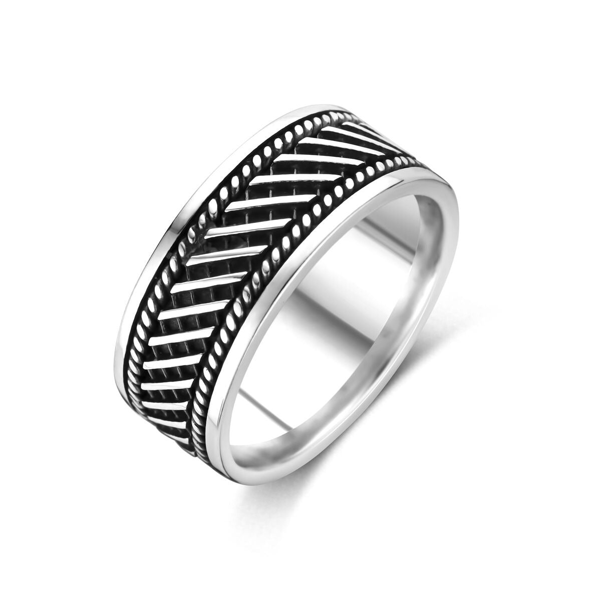 Zilveren geoxideerde herenring van 10 mm breed met een gedetailleerd, gevlochten patroon.