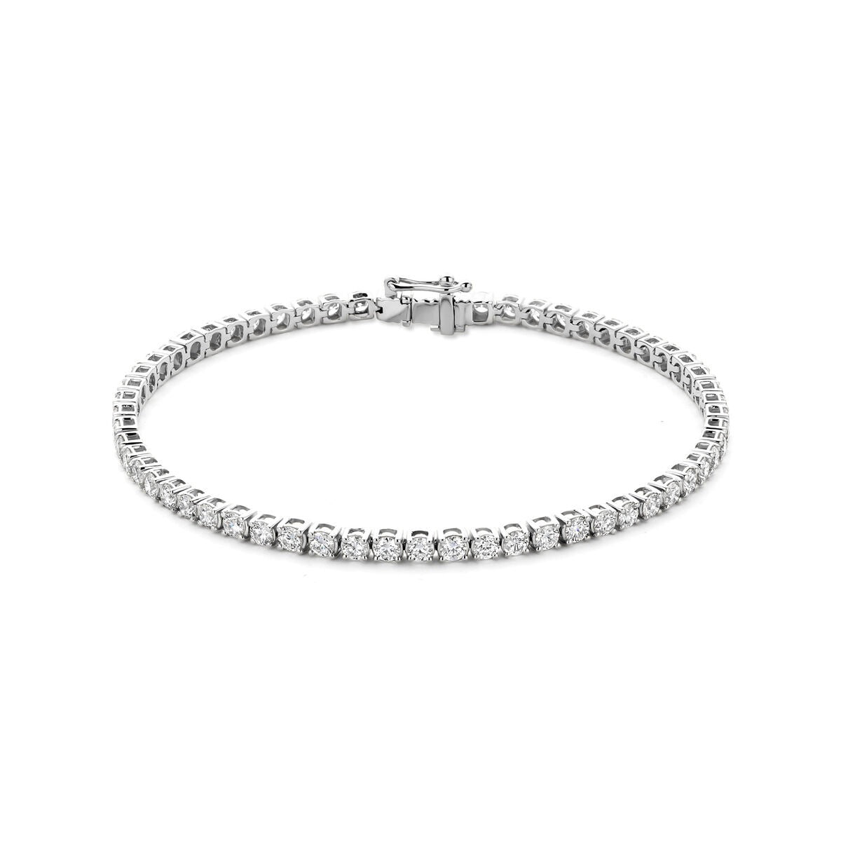 Witgouden tennis armband met lab grown diamanten, voorzien van een sluiting en een strakke afwerking.