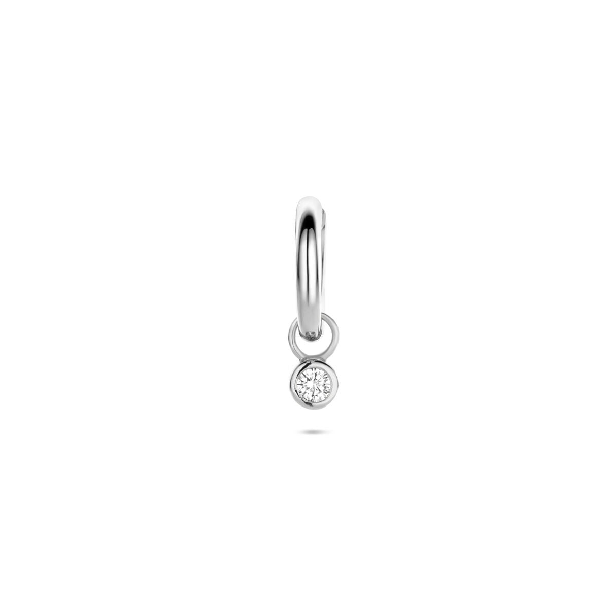 Gerhodineerde zilveren oorring met een kleine zirkonia hanger, glanzende afwerking.