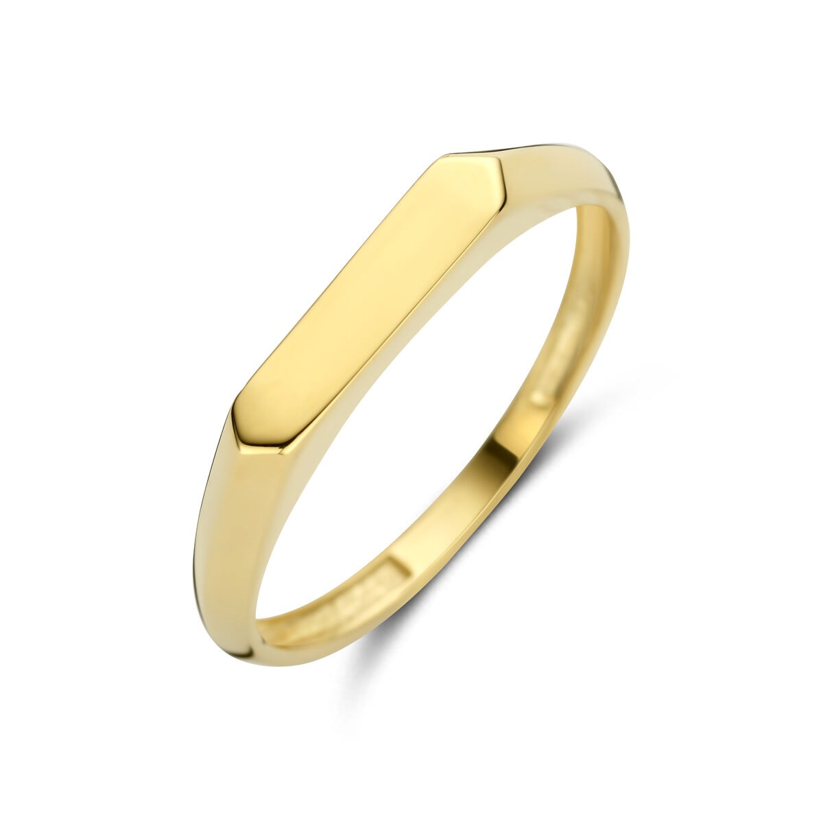 Geelgouden damesring met een 7 mm brede, gladde band en een hexagonale bovenkant.