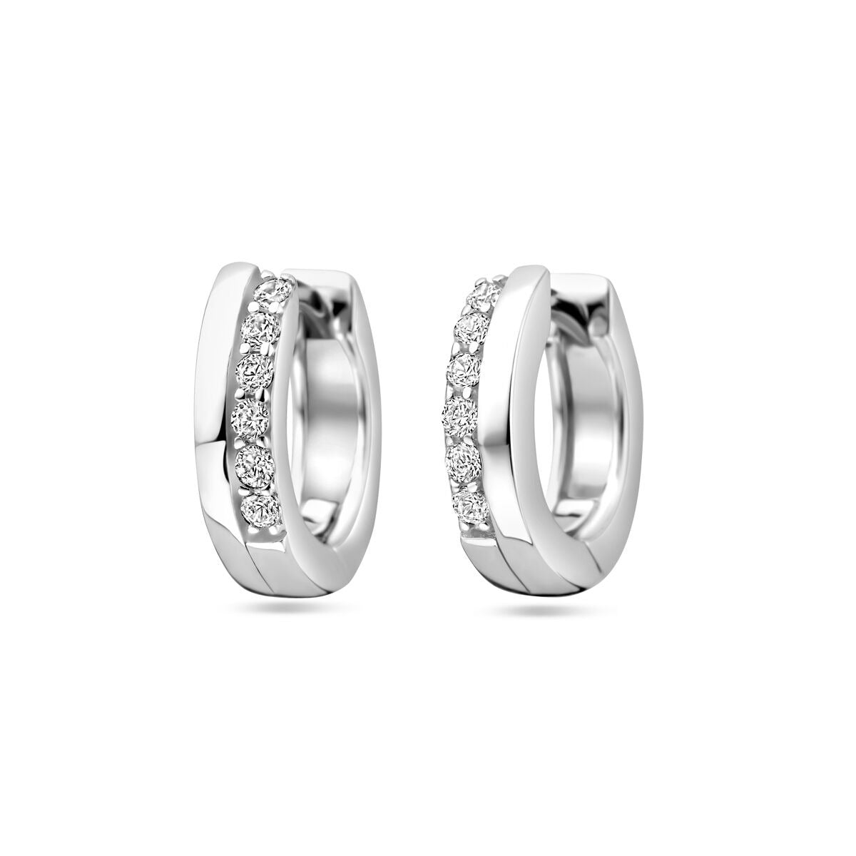 Zilveren klapoorringen van gerhodineerd 925 zilver met een rij zirkonia-steentjes aan de voorkant.