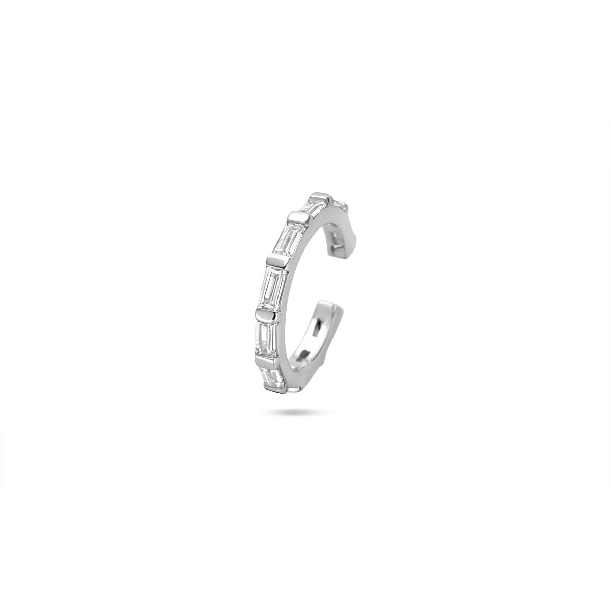 Zilveren ear cuff van gerhodineerd 925 zilver met zirkonia, afgewerkt in een rechte vorm van 14.5x2 mm.