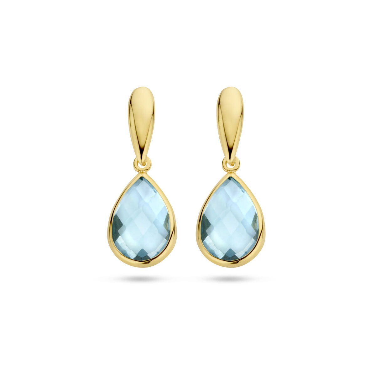 Geelgouden oorhangers met druppelvormige blauwe topaas en een facet geslepen afwerking.