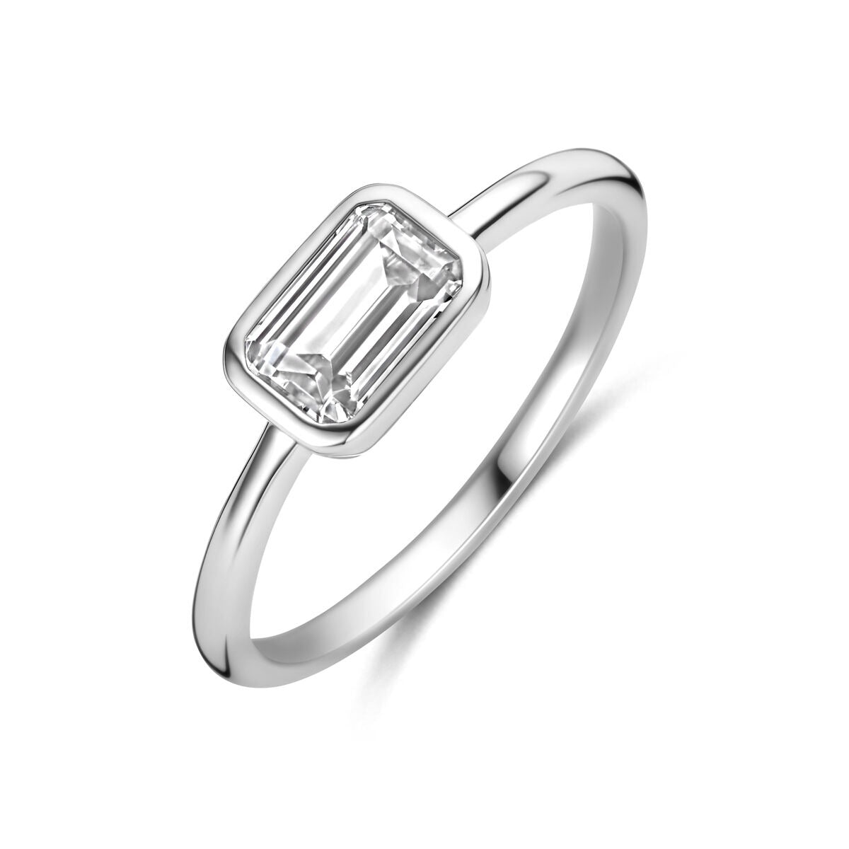 Gerhodineerde 925 zilveren ring met een rechthoekige zirkonia in het midden.
