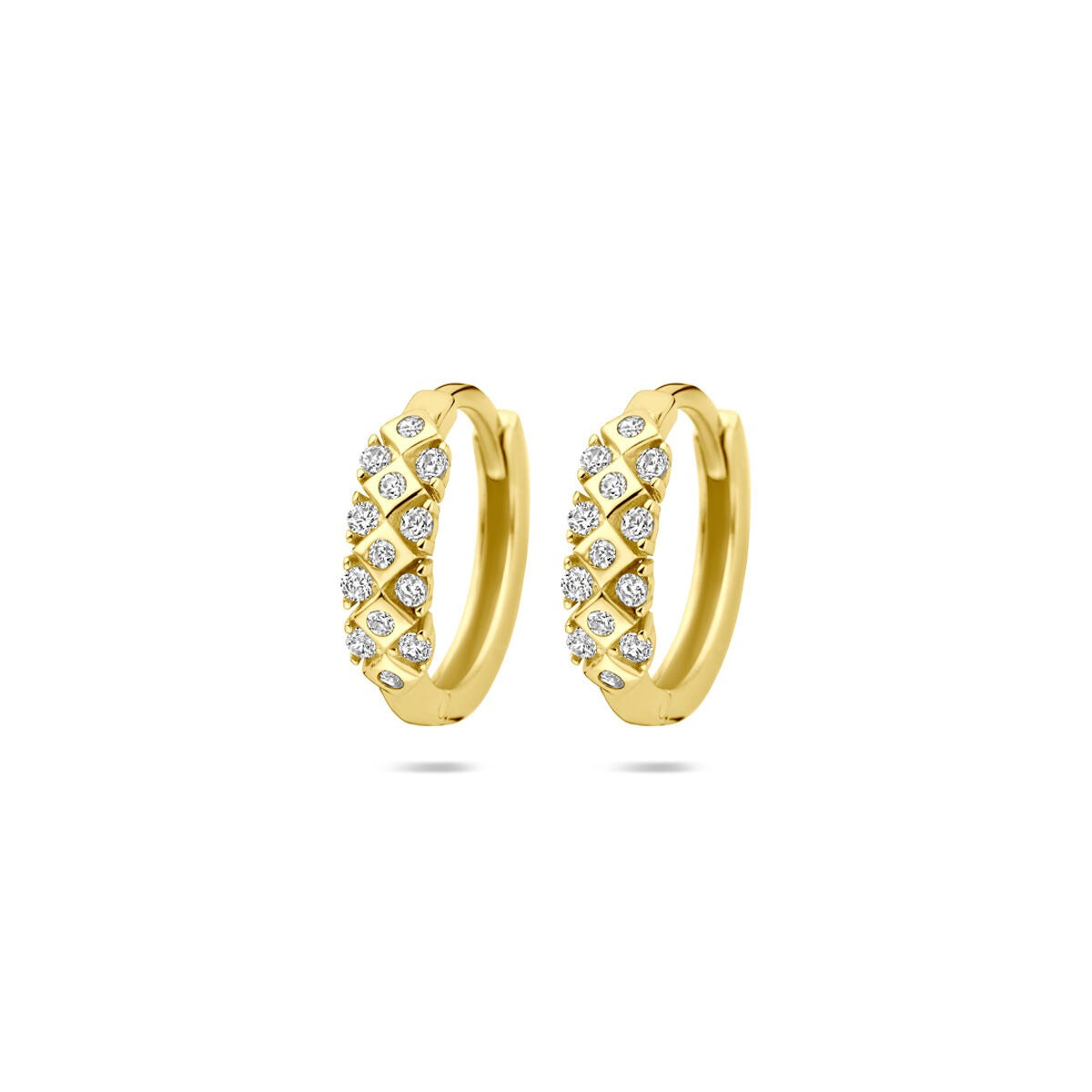 Geelgouden klapoorringen van 14k met zirkonia, versierd met een ruitpatroon, diameter 14 mm en breedte 3,5 mm.