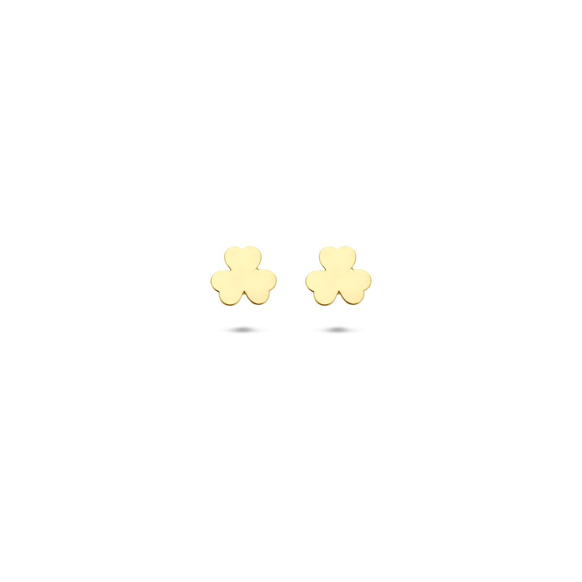 Gouden oorknoppen in de vorm van een klavertje vier, 5 mm groot.