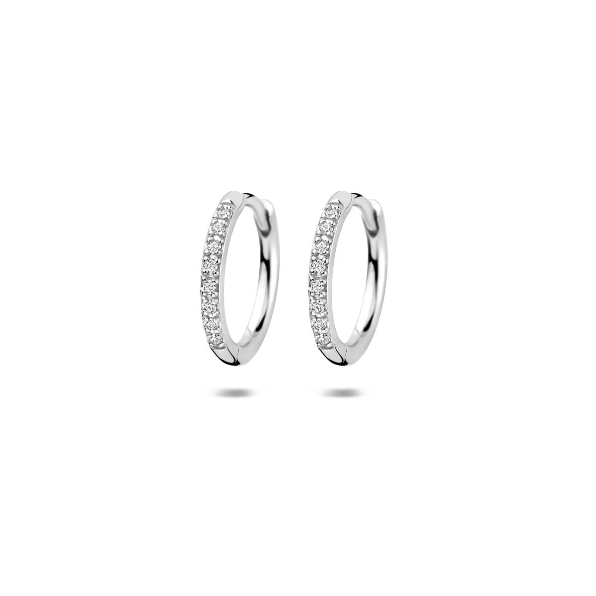 Zilveren klapoorringen van gerhodineerd 925 zilver met zirkonia, diameter 15 mm.