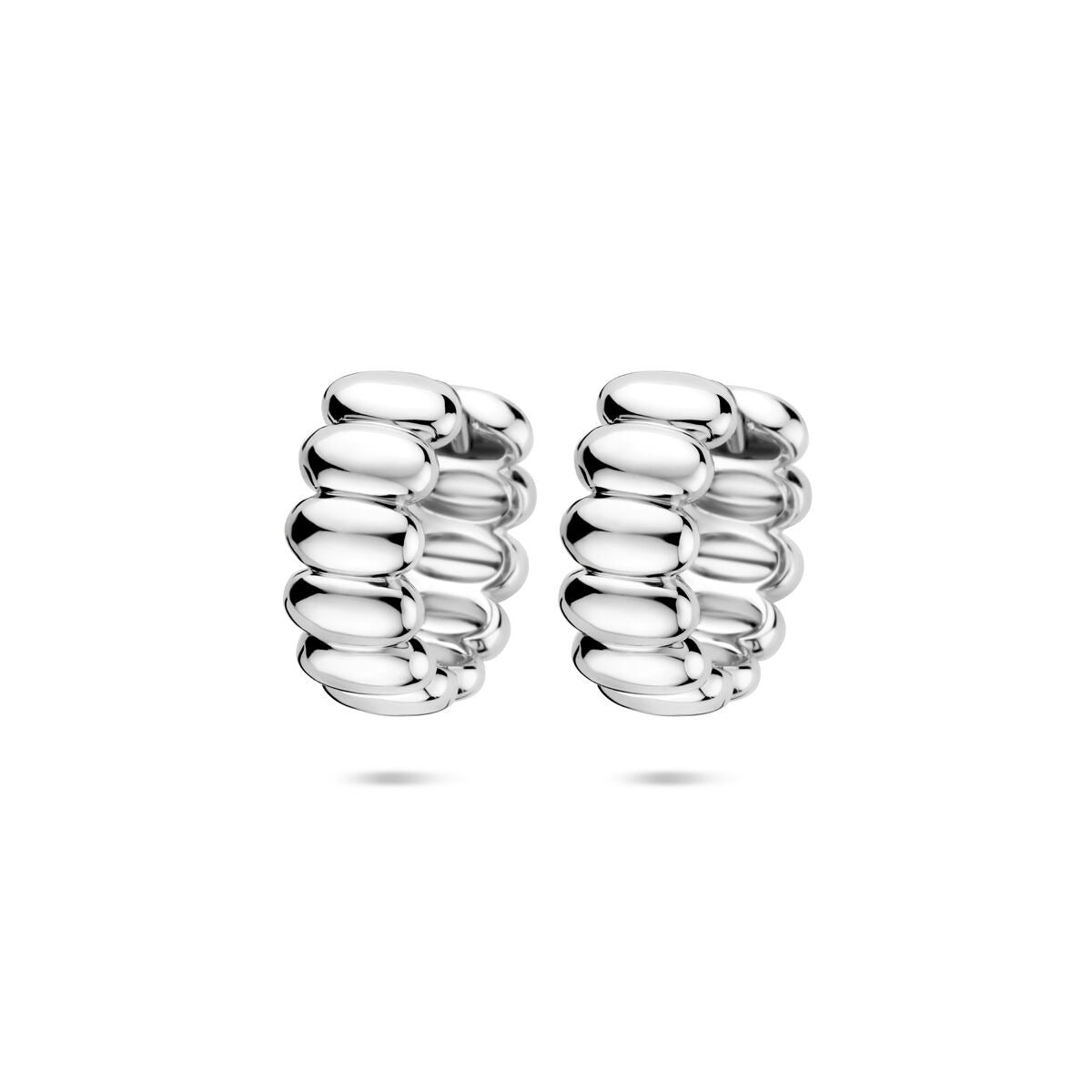 Gerhodineerde zilveren oorringen met scharniersluiting in een golvende, ronde vorm van 15,5 mm.