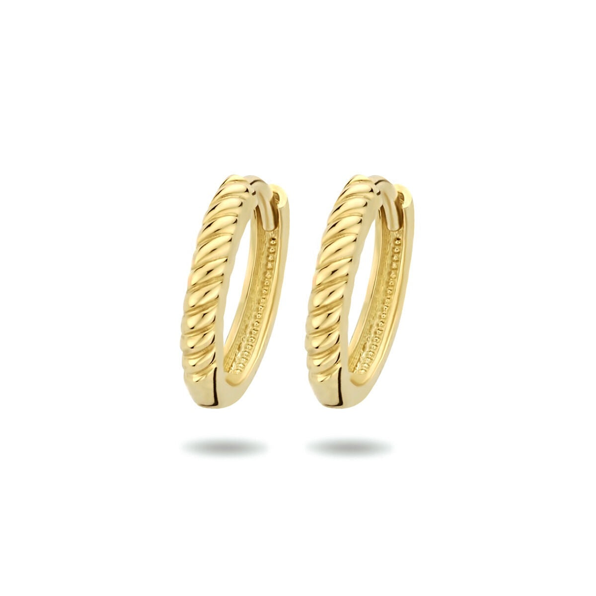 Gouden klapoorringen van 9k met een gedraaide structuur, diameter van 13 mm.