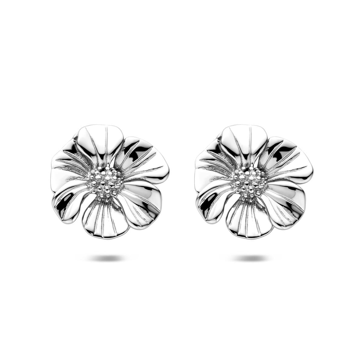 Zilverkleurige stalen oorknopjes in bloemvorm met een gedetailleerd design en een diameter van 26 mm.