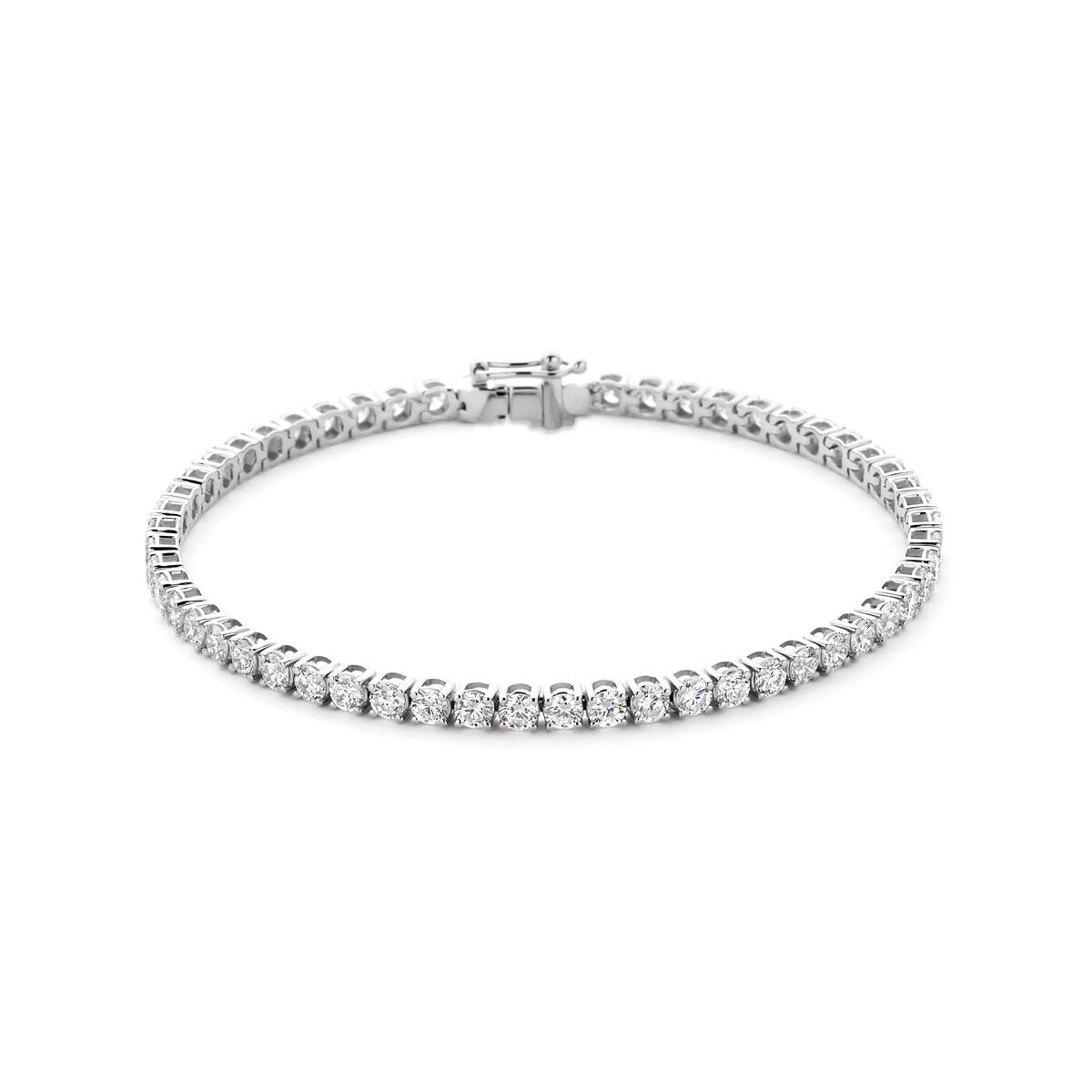 Witgouden tennis armband met lab grown diamanten, voorzien van een sluiting en een glanzende afwerking.