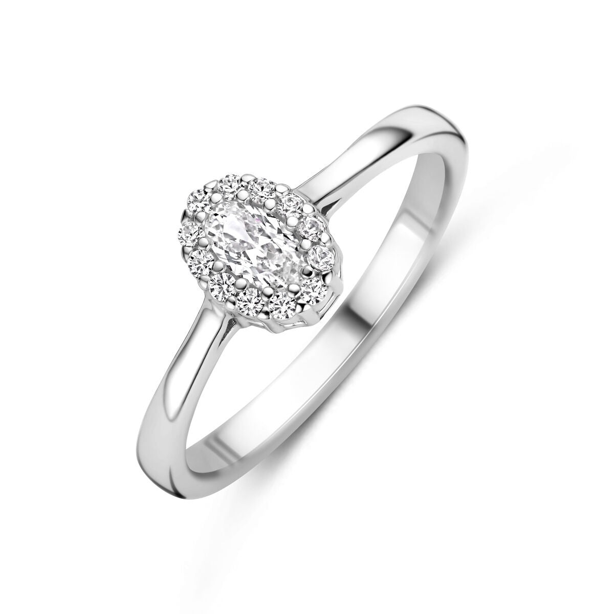 Zilveren ring met ovale zirkonia in entouragezetting en een glanzende afwerking.