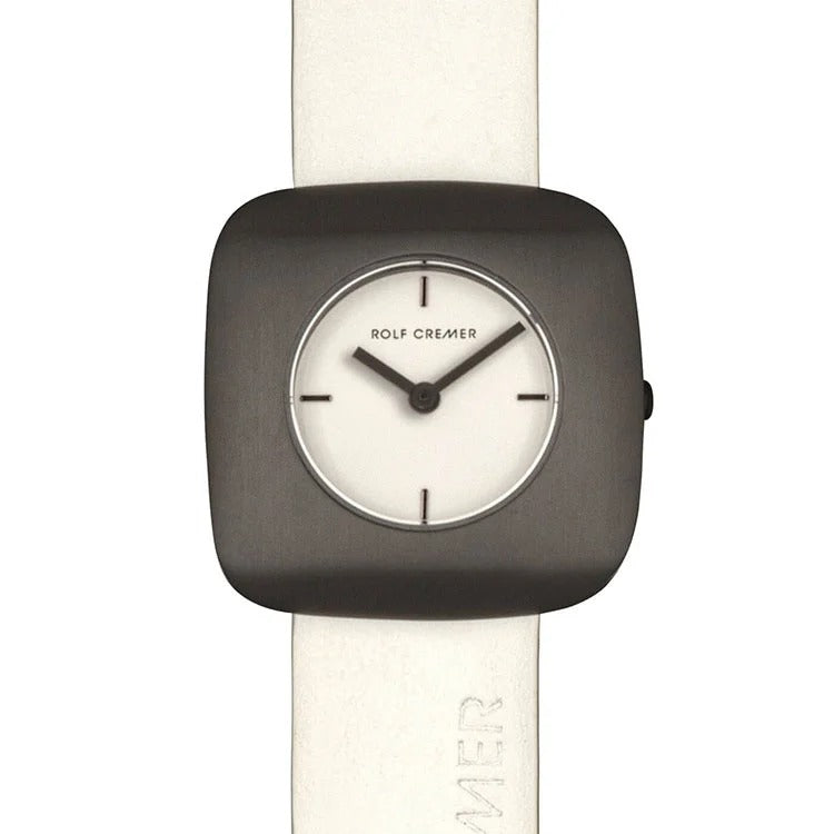 Zwart vierkant horloge met witte wijzerplaat en leren band.