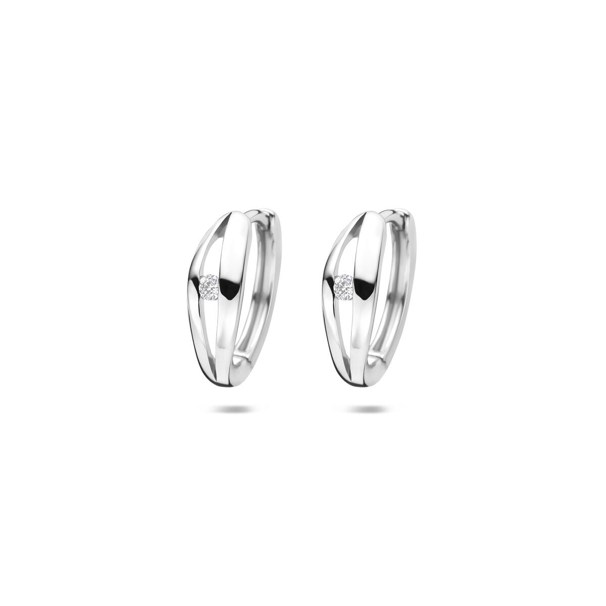 Zilveren oorringen met lab grown diamant, gerhodineerd, 14 mm, met een moderne, golvende vorm.