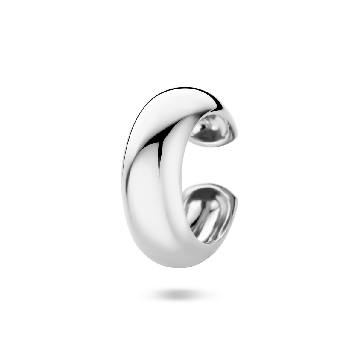 Zilveren earcuff van gerhodineerd 925 zilver met een gladde, glanzende afwerking.