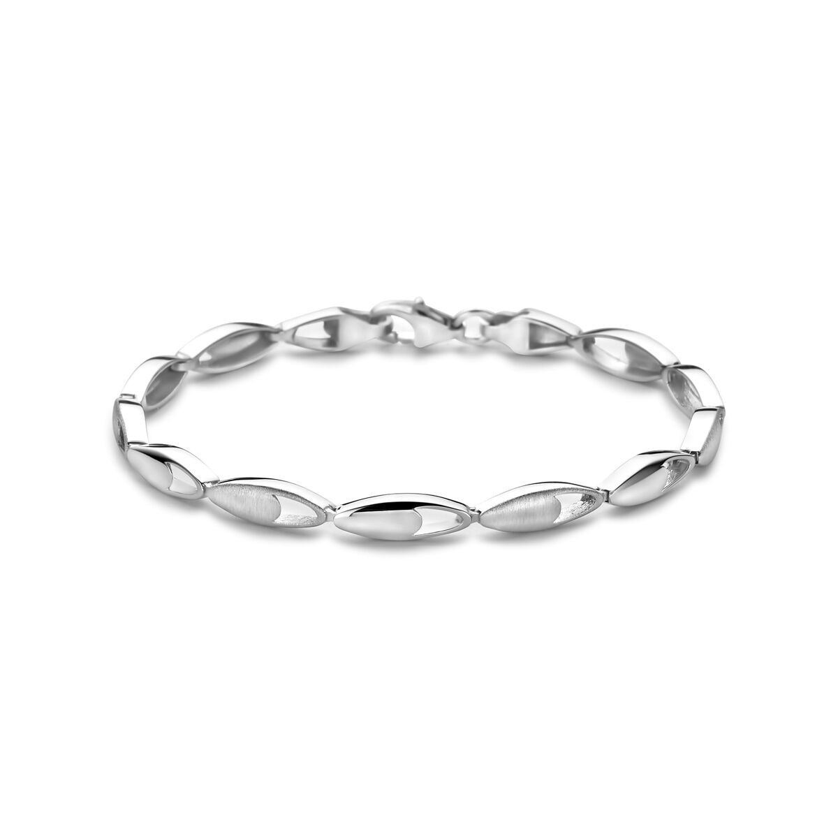 Zilveren dames armband van gerhodineerd 925 zilver met een breedte van 4,5 mm en een lengte van 19 cm.