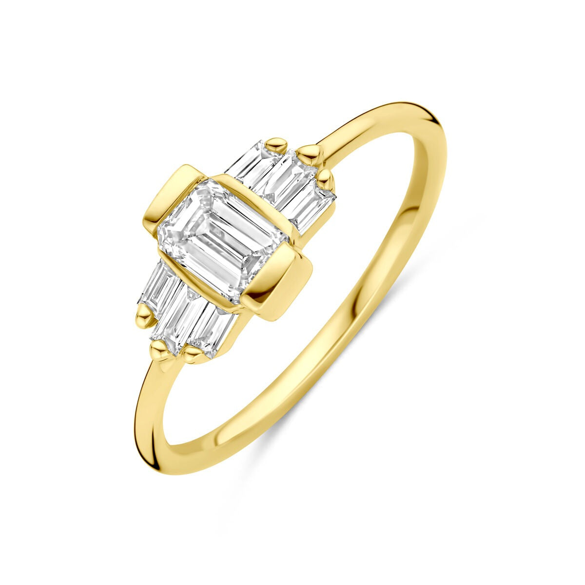 Geelgouden damesring met een centrale lab grown diamant en twee baguette diamanten, 7 mm breed.