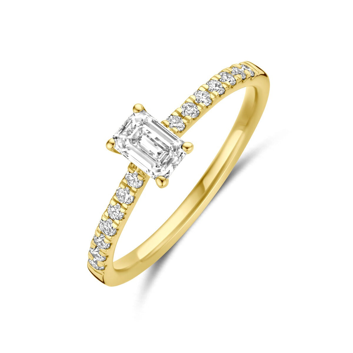 Gouden ring van 14k met een emerald slijpvorm lab grown diamant en kleine steentjes aan de band.
