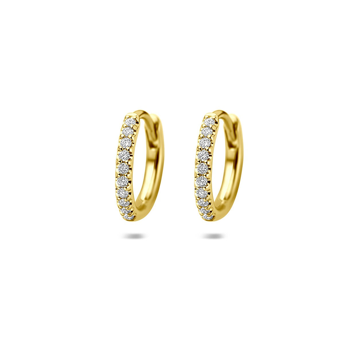 Geelgouden klapoorringen met een rij lab grown diamanten aan de voorkant.