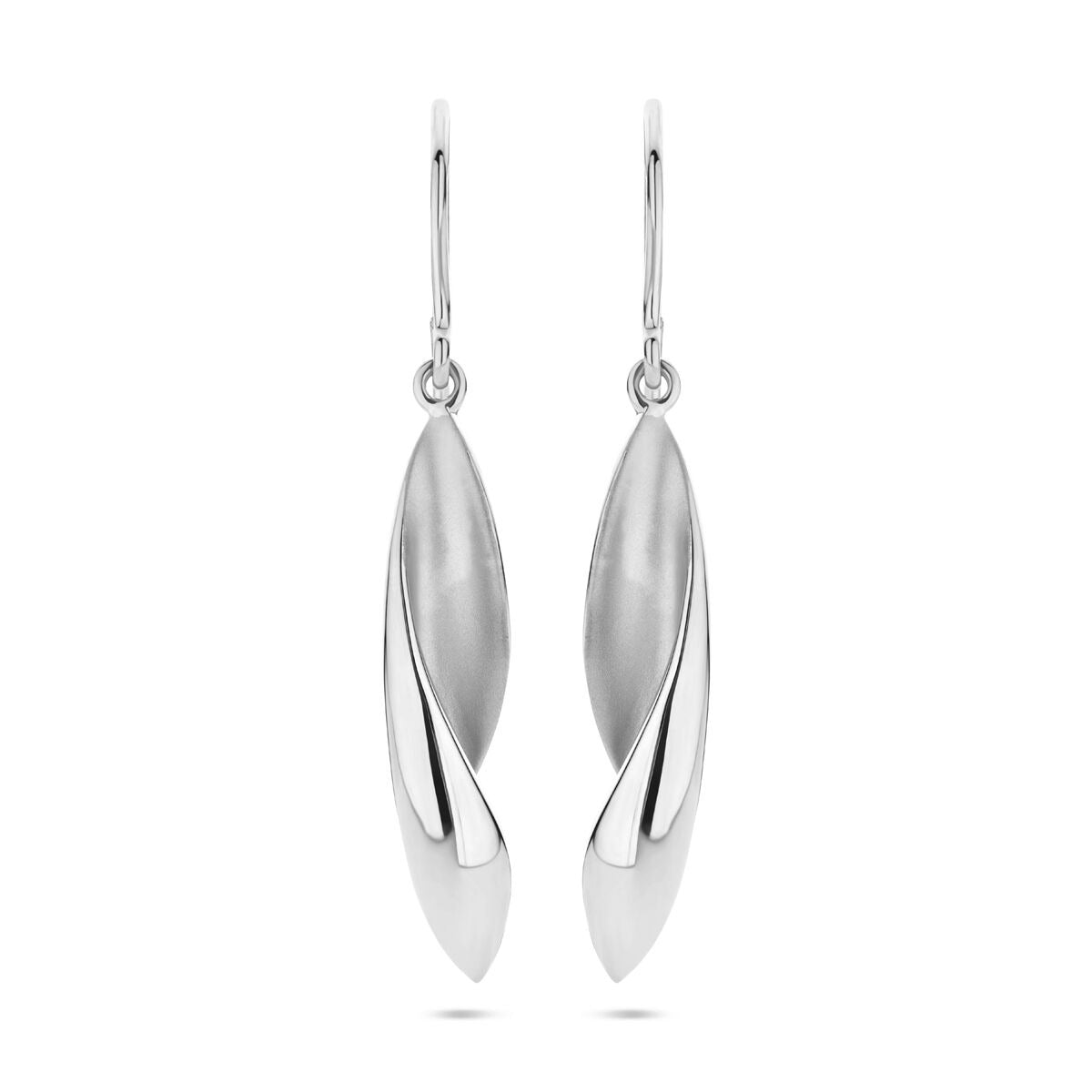 Zilveren oorhangers met Franse haak, gerhodineerd 925 zilver, met een poli/matte afwerking en een lengte van 45 mm.