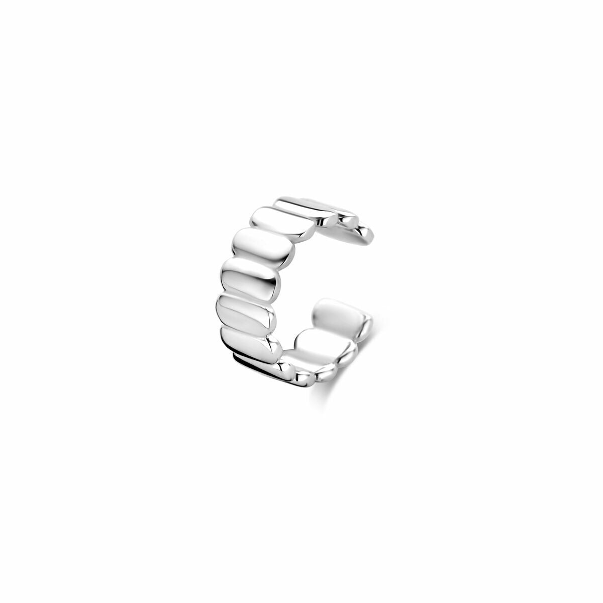 Gerhodineerde zilveren earcuff met een breedte van 11,5 mm en hoogte van 4,5 mm, met een gestroomlijnd design.