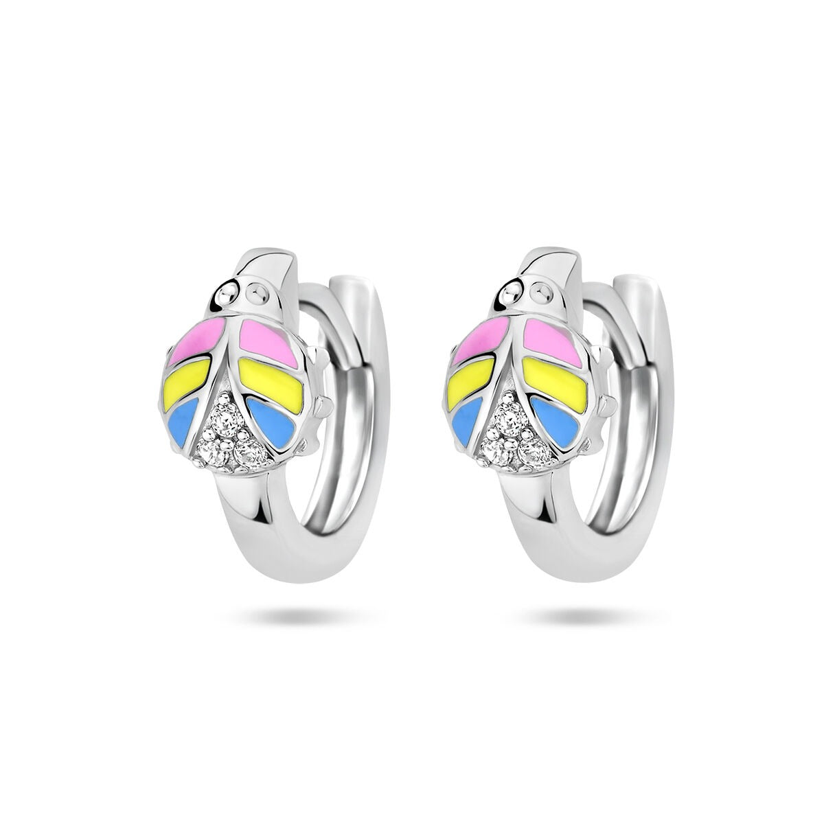 Zilveren kinder oorringen met een kleurrijk lieveheersbeestje en zirkonia, gerhodineerd 925 zilver.