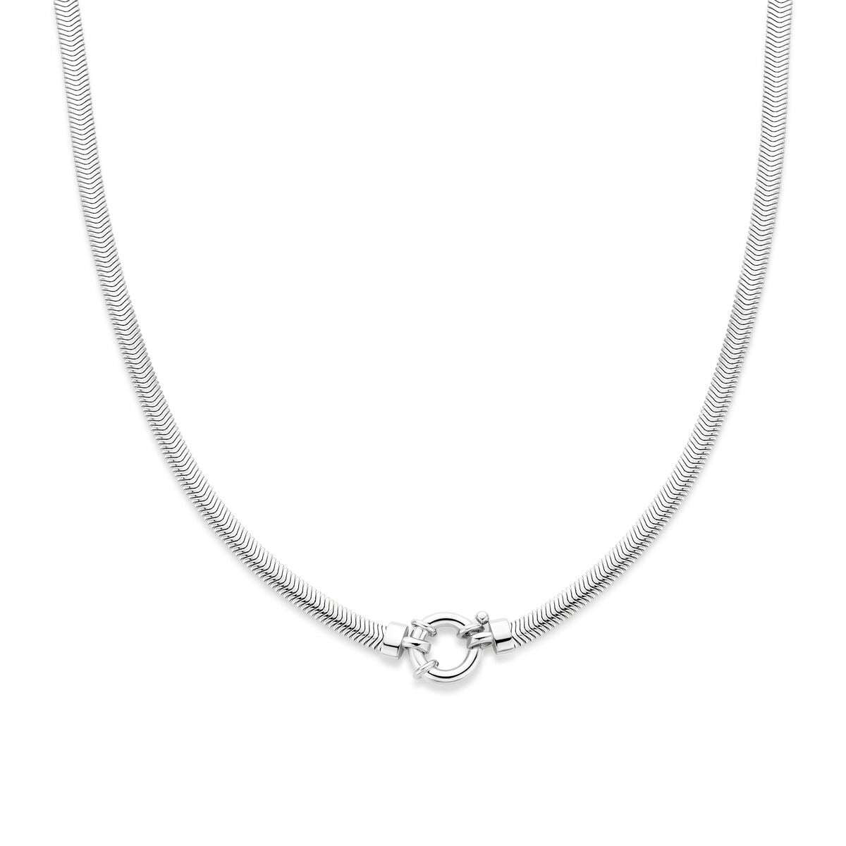 Zilveren slangketting met platte schakel en een ronde sluiting.