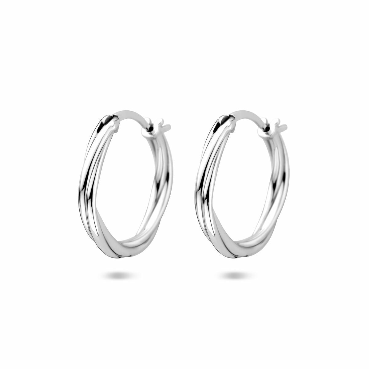 Zilveren gedraaide oorringen van gerhodineerd 925 zilver met een diameter van 19 mm.