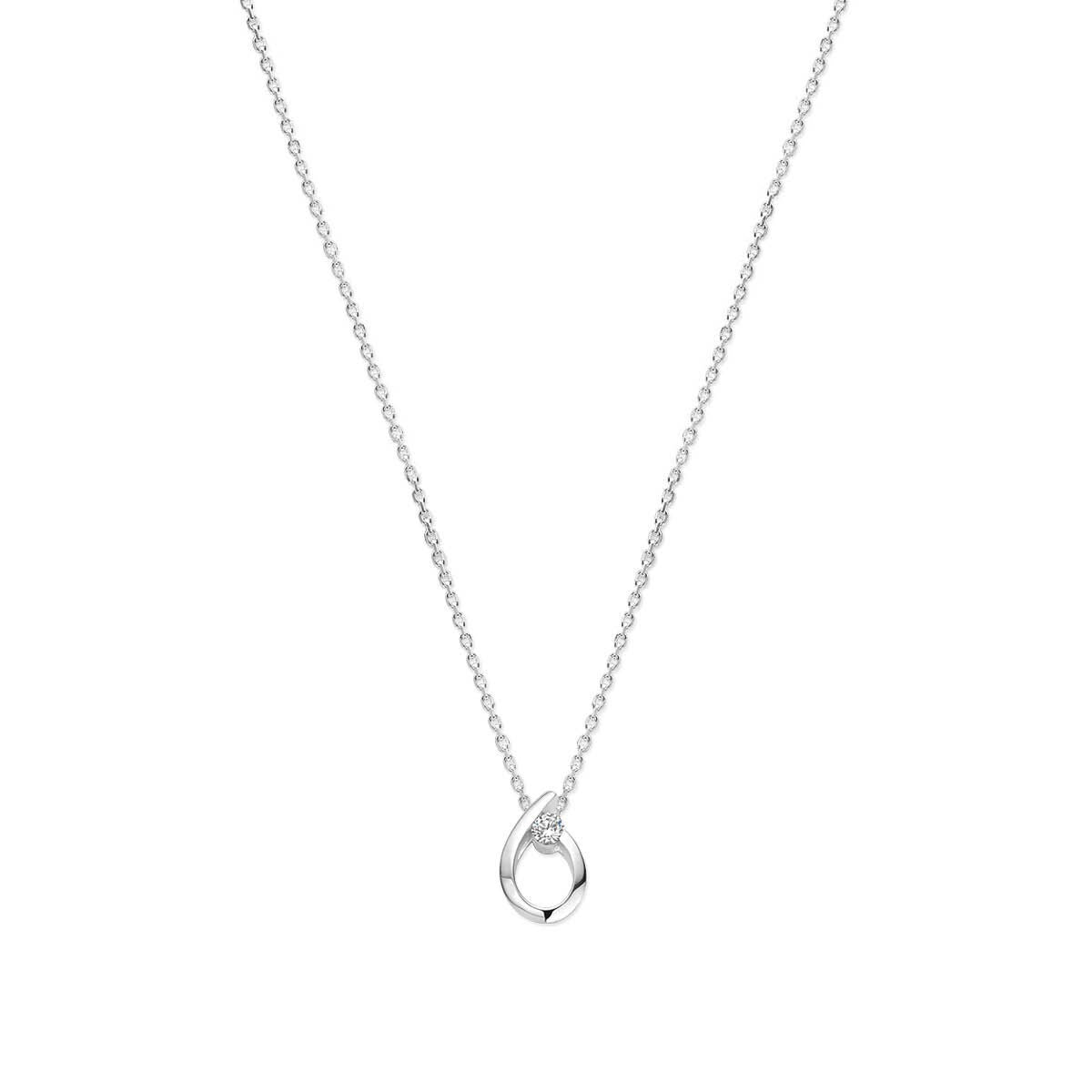 Zilveren ketting met een druppelvormige hanger en een heldere zirkonia.