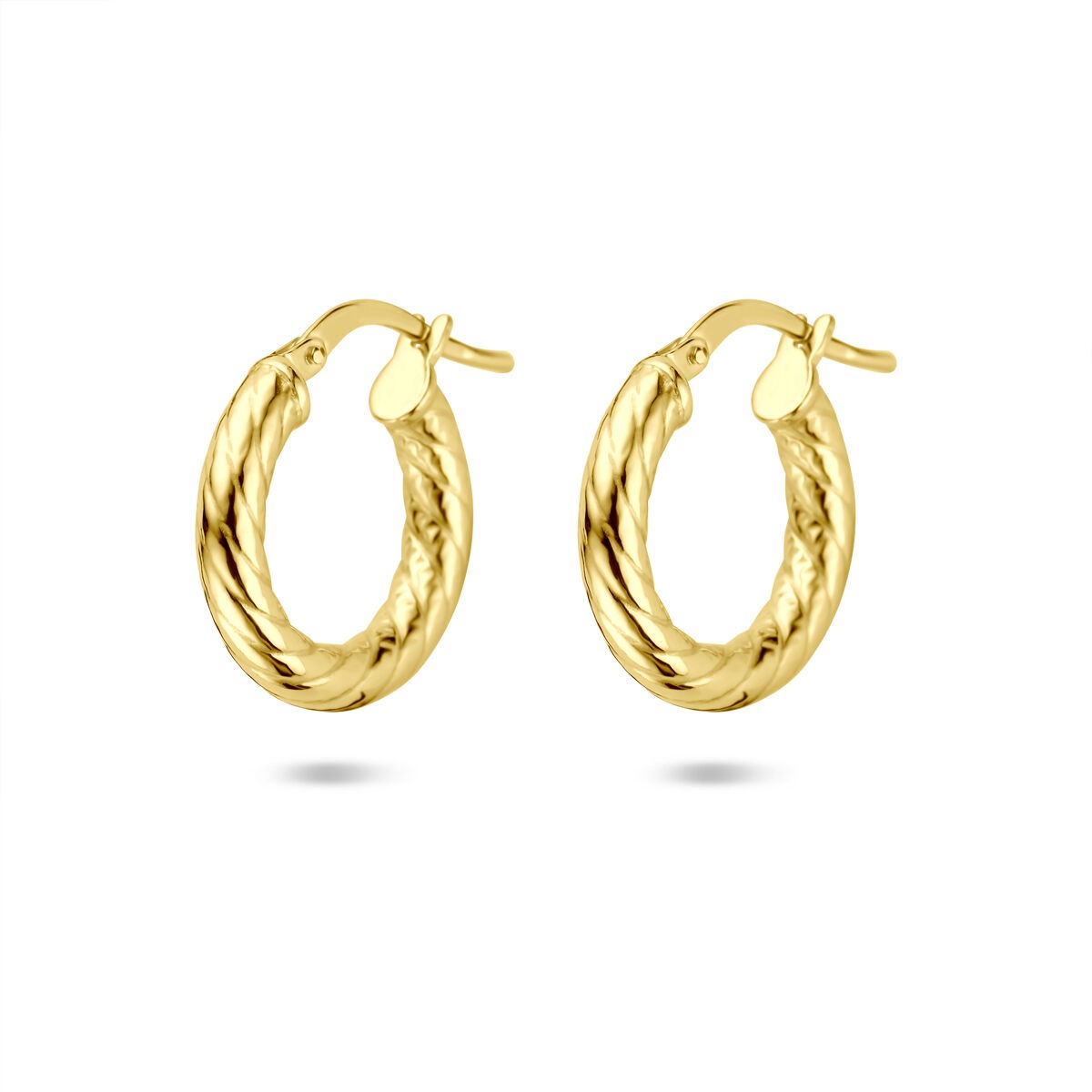 Gouden oorringen van 14k Silgold met een gedraaide structuur en een breedte van 3 mm.