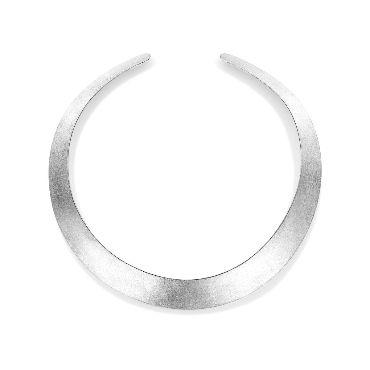 Gerhodineerd zilveren spang collier met een gladde, gebogen vorm en een lengte van 45 cm.