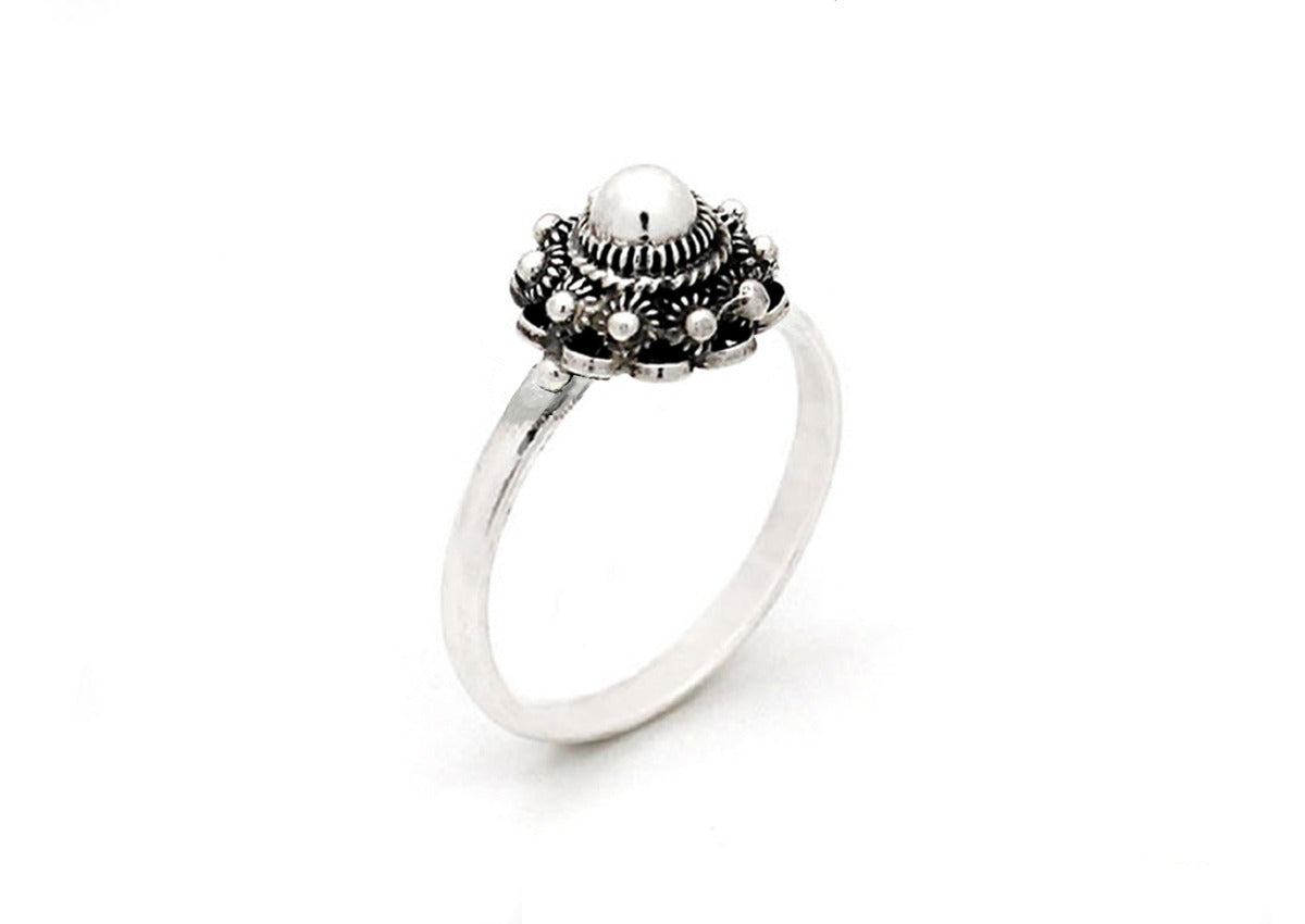 Zilveren ring met een 12 mm Zeeuwse knop en gedetailleerde afwerking.