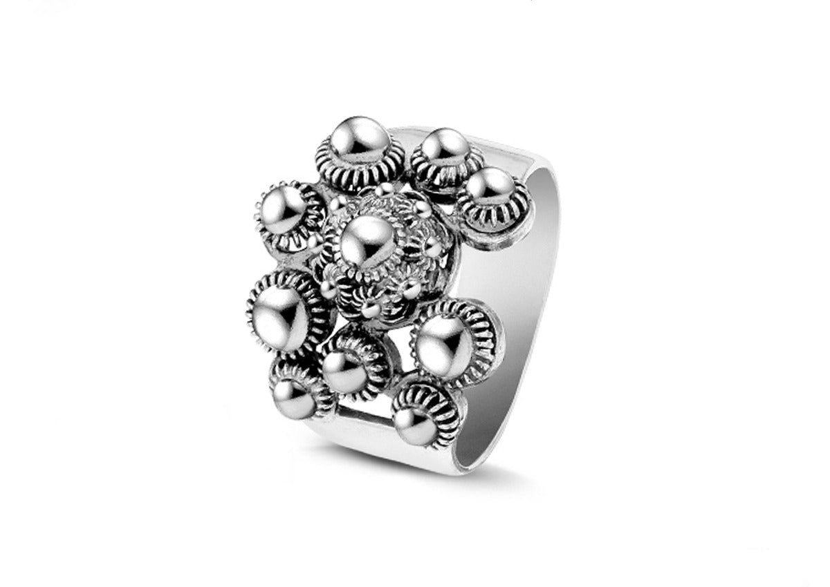 Zilveren ring met Zeeuwse knopontwerpen en bolvormige details.
