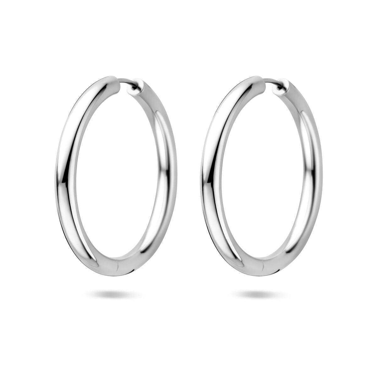Zilveren klapoorringen van gerhodineerd 925 zilver met een diameter van 39 mm.