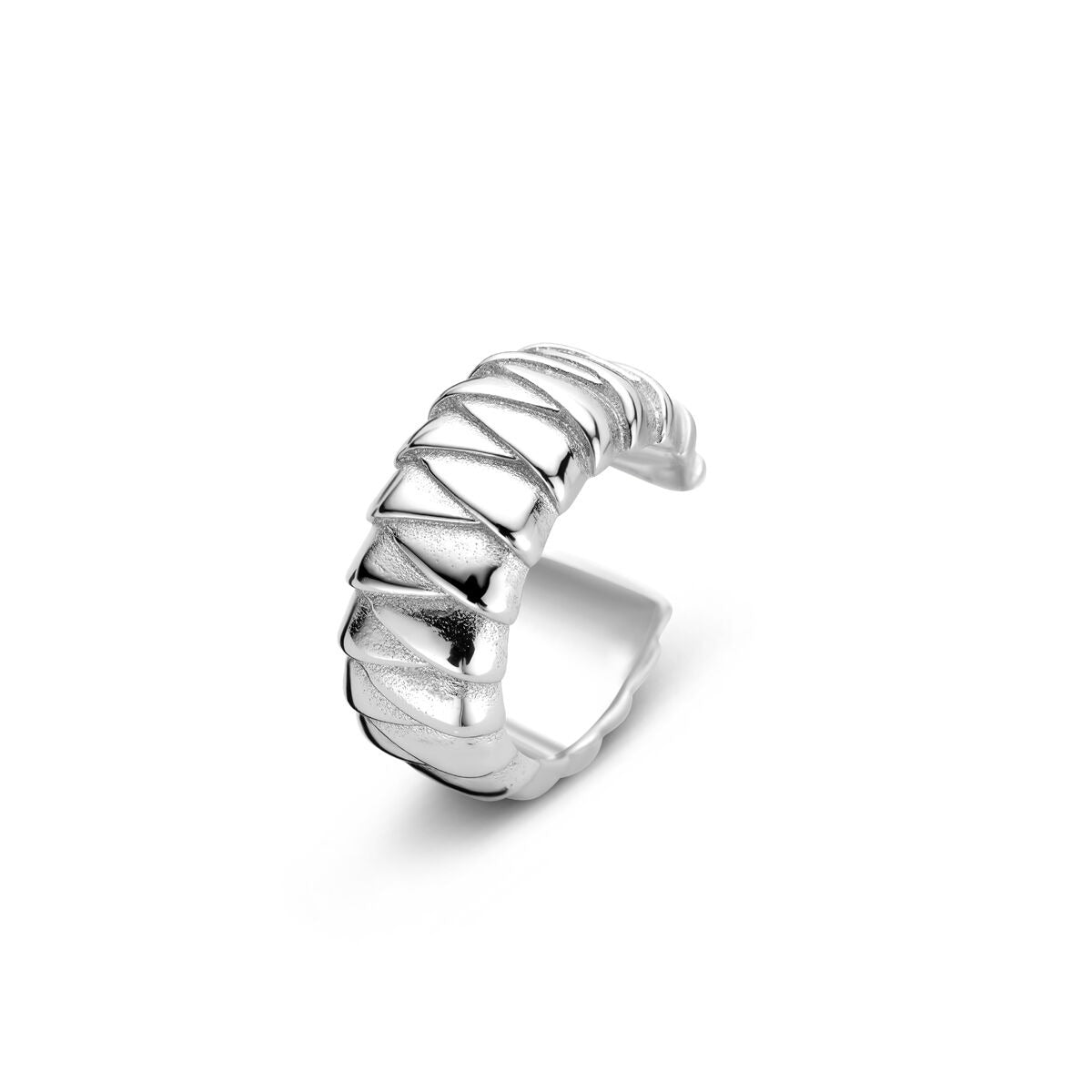 Zilveren ear cuff van gerhodineerd 925 zilver met een ribbelstructuur.